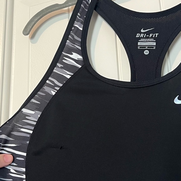 Black and camo Nike tank top - Picture 3 of 3
